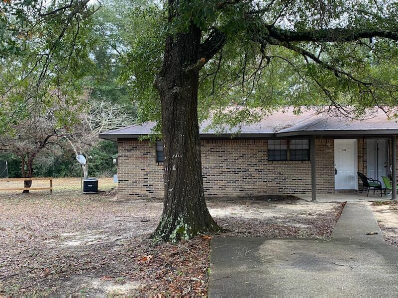 Cozy 2 Br 1 Bath duplex in heart of Defuniak Springs.  Easy drive to highschool, technical college and 331 towards South Walton beaches.~All ERA American Real Estate residents are enrolled in the Resident Benefits Package (RBP) for $35/month which includes HVAC air filter delivery (for applicable properties), credit building to help boost your credit score with timely rent payments, $1M Identity Protection, utility concierge service making utility connection a breeze during your move-in, our best-in-class resident rewards program, and much more! More details upon application.~