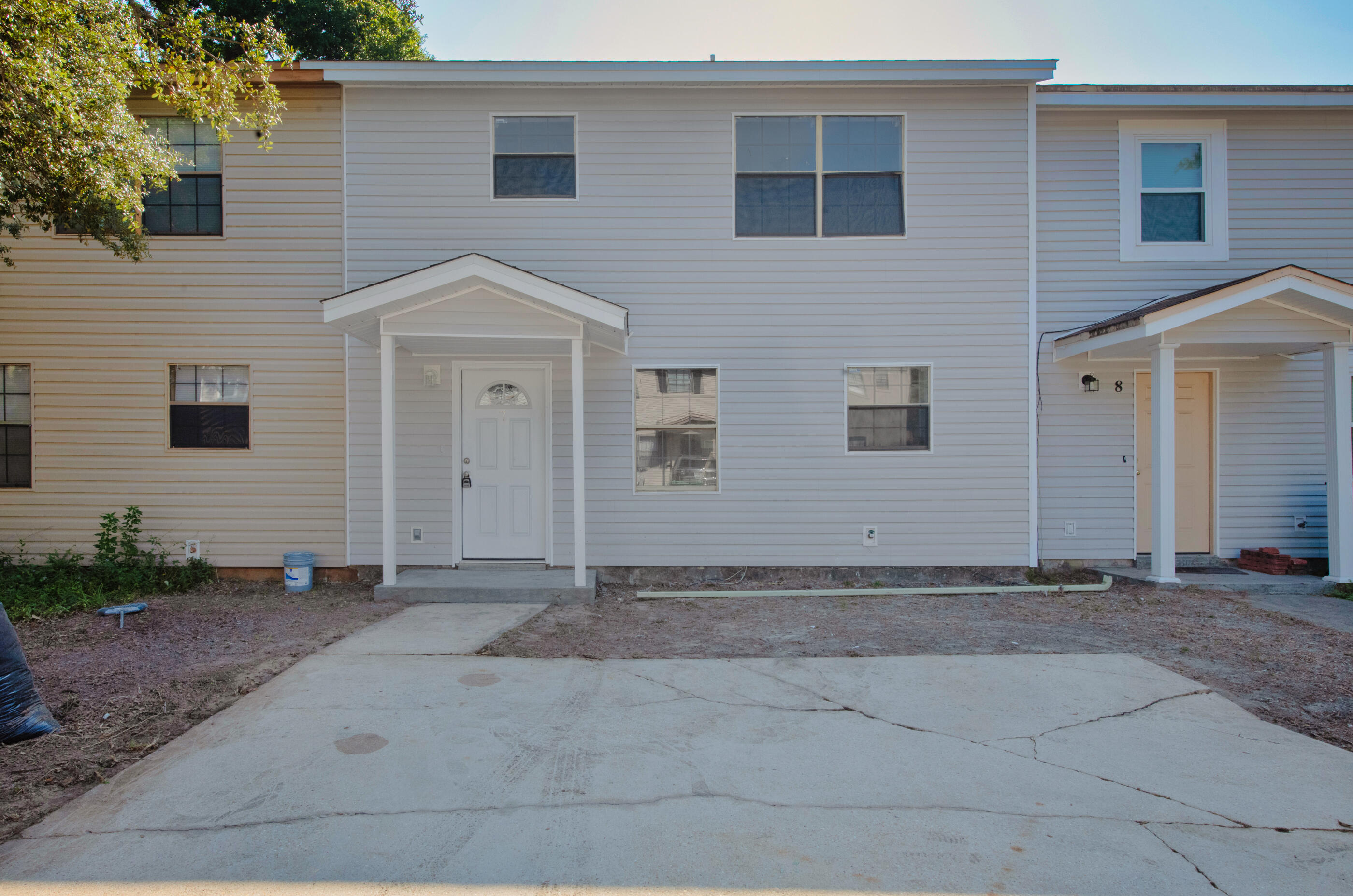 NEWLY RENOVATED 2BR 2.5 BA BRAND NEW STAINLESS STEEL APPLIANCE PACKAGE. WASHER/DRYER CONNECTION. NEW LIGHTING, FRESH PAINT REPOSE GRAY, GRANITE CONTERTOPS, SOFT-TOUCH DRAWERS, CEILING FANS IN ALL BEDROOMS, LVP THROUGH-OUT. FENCED-IN BACK YARD. SELLER MAY ASSIST WITH CLOSING COST.
