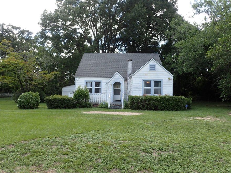 This older home is located in the heart of Crestview in an established neighborhood and on nearly 1 acre. Home needs repairs and is just over 1500sf. A 2 story property with 2 bedrooms and full bath upstairs with Master bedroom downstairs. Priced to sell!