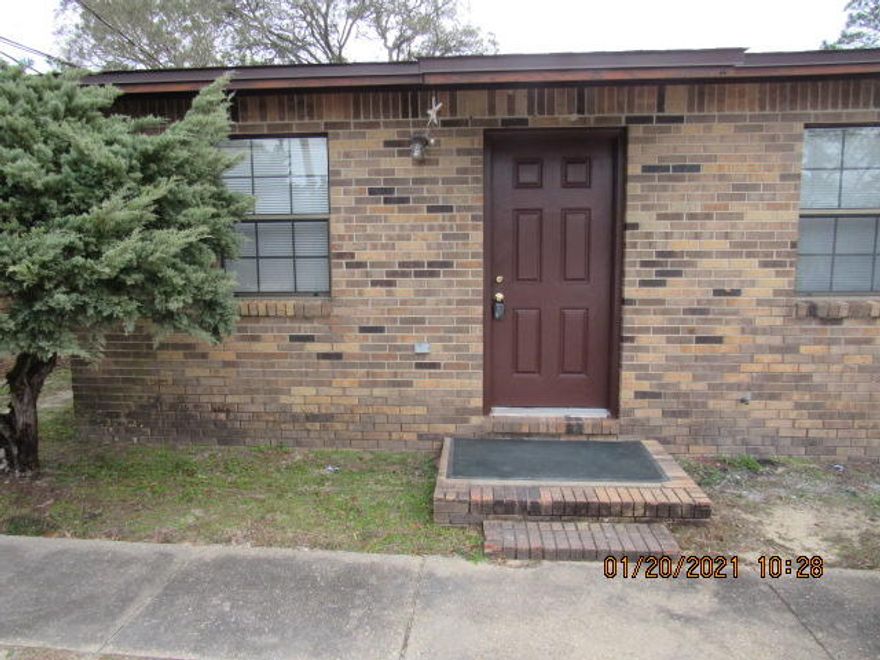 New paint and new carpet! Close to both Eglin AFB and Hurlburt Field. 2 bedroom, 1 bathroom with carpet/tile.  Lawn care provided by owner. No pets allowed and no smoking inside unit. Private laundry room outside.