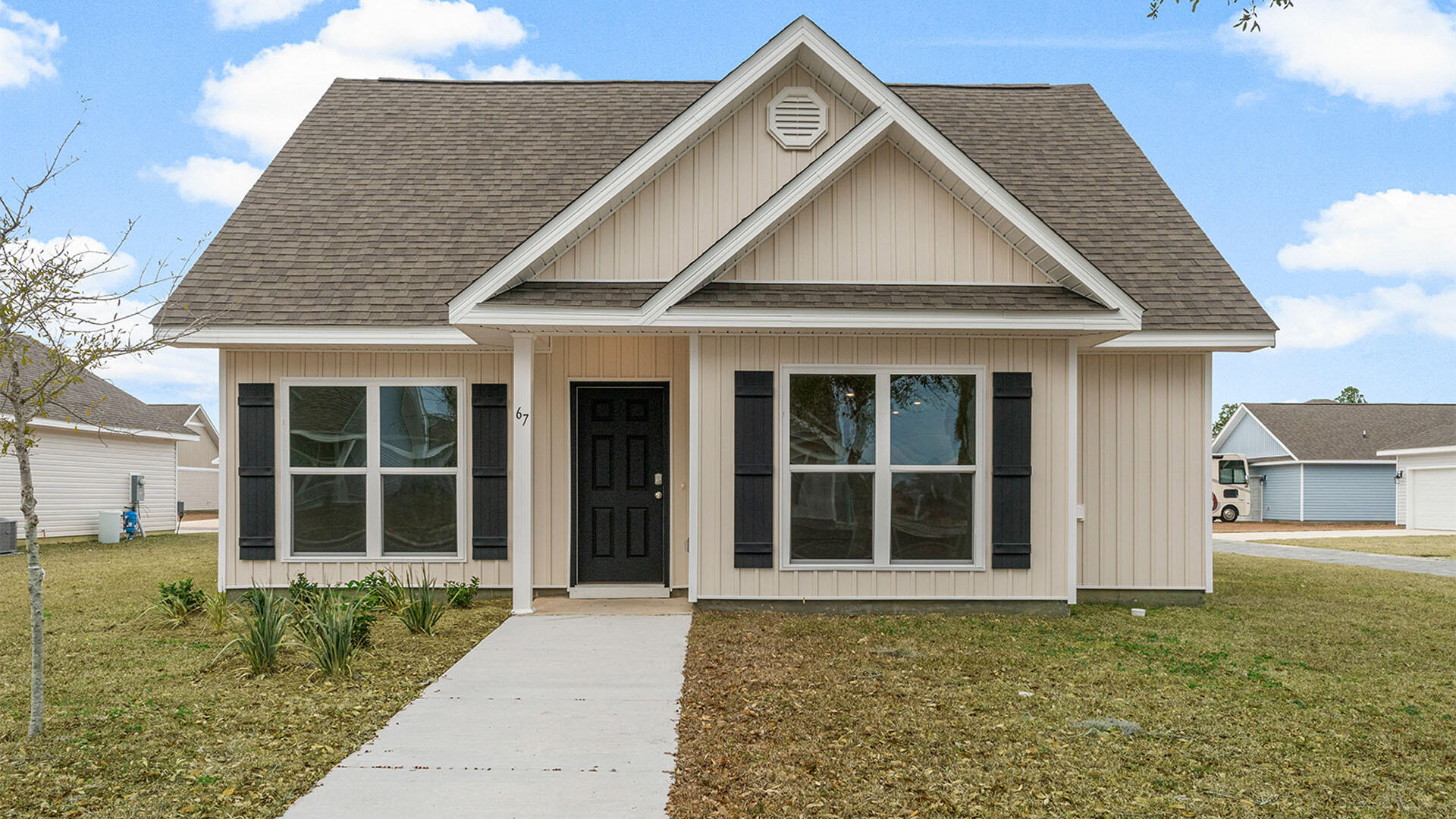 The Owl's Head community is conveniently located off of Highway 331 in Freeport. We are only 8 miles to Interstate 10, and 16 miles to beautiful beaches and Highway 30 A. We offer 6 floor plans, 3 and 4 bedrooms. All homes have rear entry garages. This community offers a community area with paved walking trails and a spring fed lake. The Mason is a single story, 3 bedroom, 2 bath homes. This home has a foyer and a separate area for a dining. The primary bathroom has both a shower and a large soaking tub.