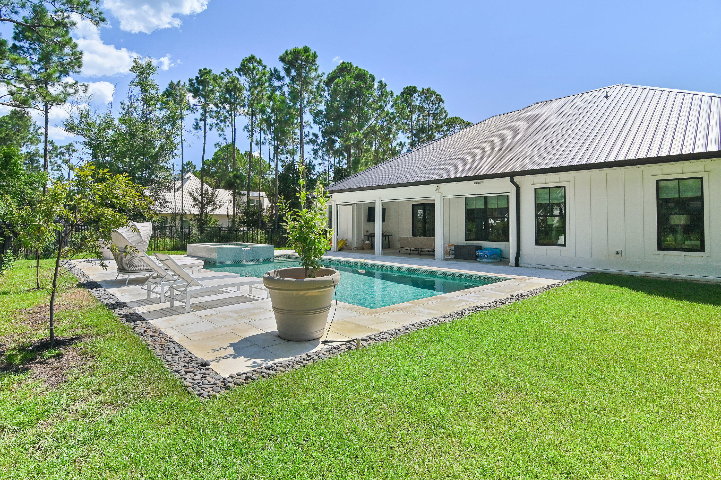 SECLUSION BAY - Residential