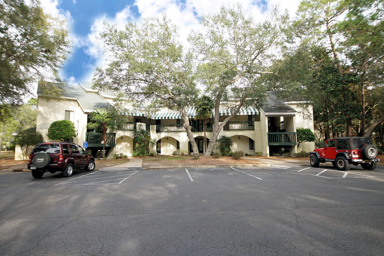 Great lock and leave property. Can be used for as a full time residence or investment property. Enjoy wonderful lake views from the Living area or balcony that overlooks the lake. Newer carpet and paint.This 2 bedroom unit includes a loft bonus room/office space with a large walk-in storage room. Enjoy all the amenities that Bluewater Bay has to offer: tennis, golf, full service marina with restaurant, swimming pools and RV and boat storage and walking trails. Short distance to the white sandy beaches of the Emerald Coast, Shopping and restaurants.