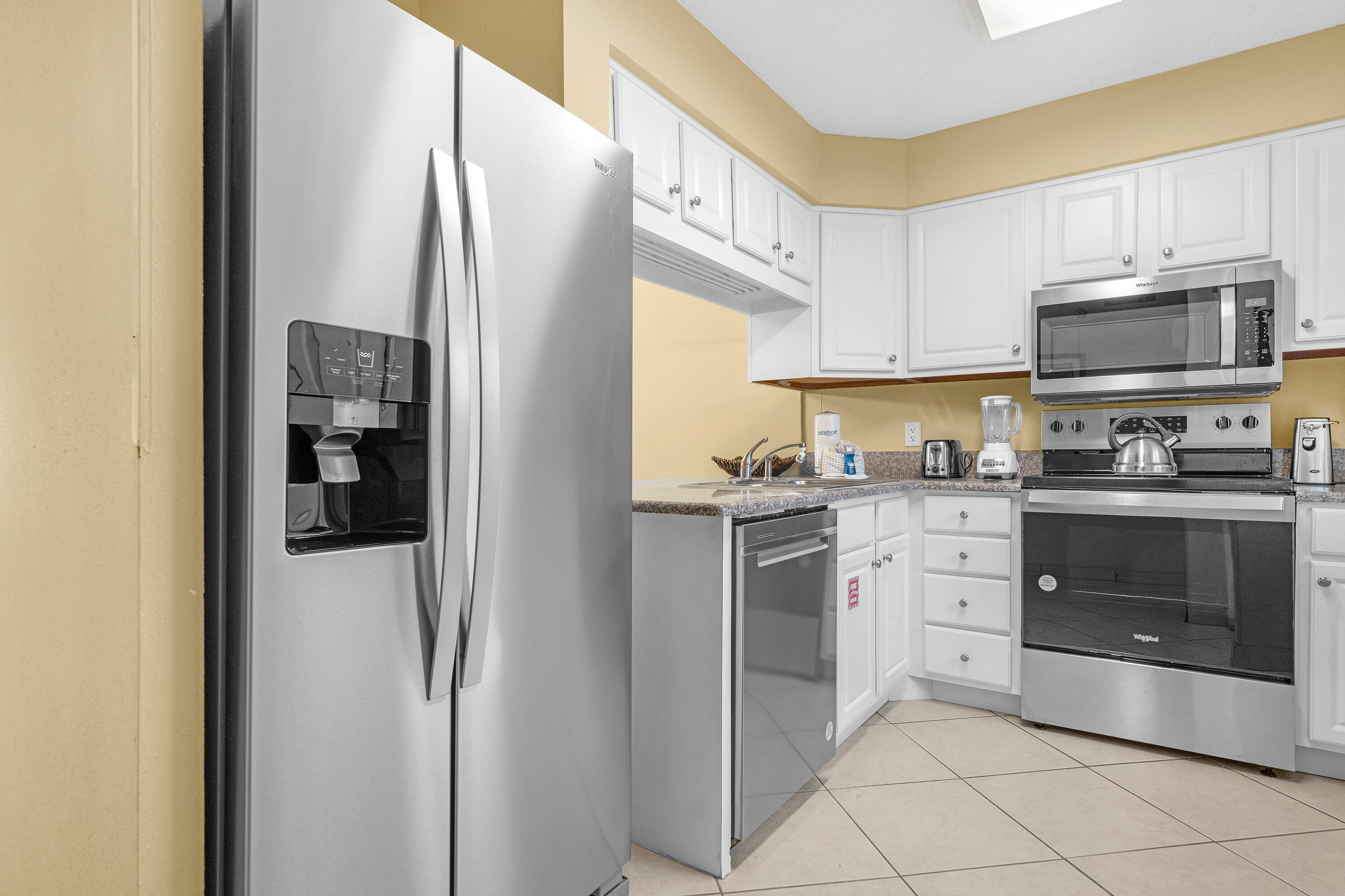 ISLANDER CONDO - Residential