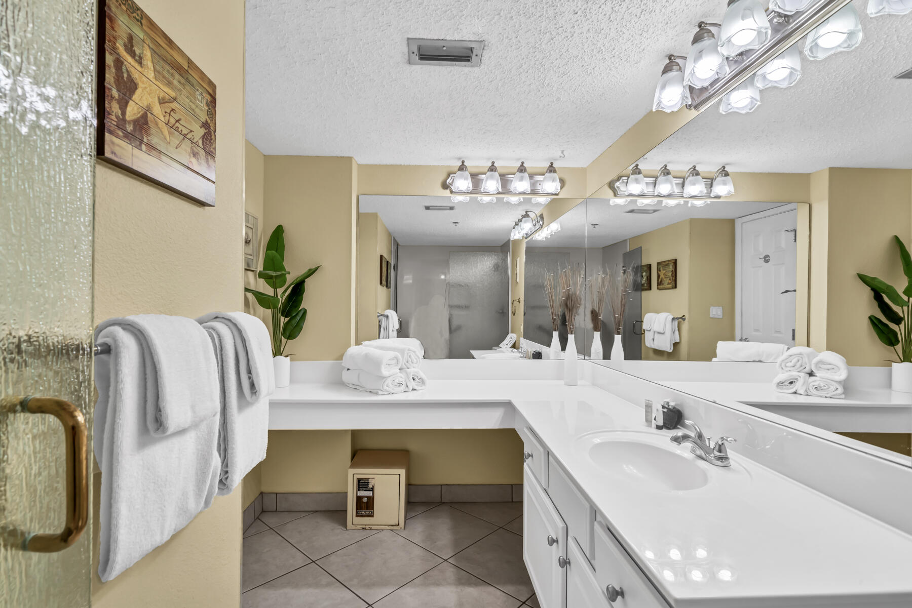 ISLANDER CONDO - Residential