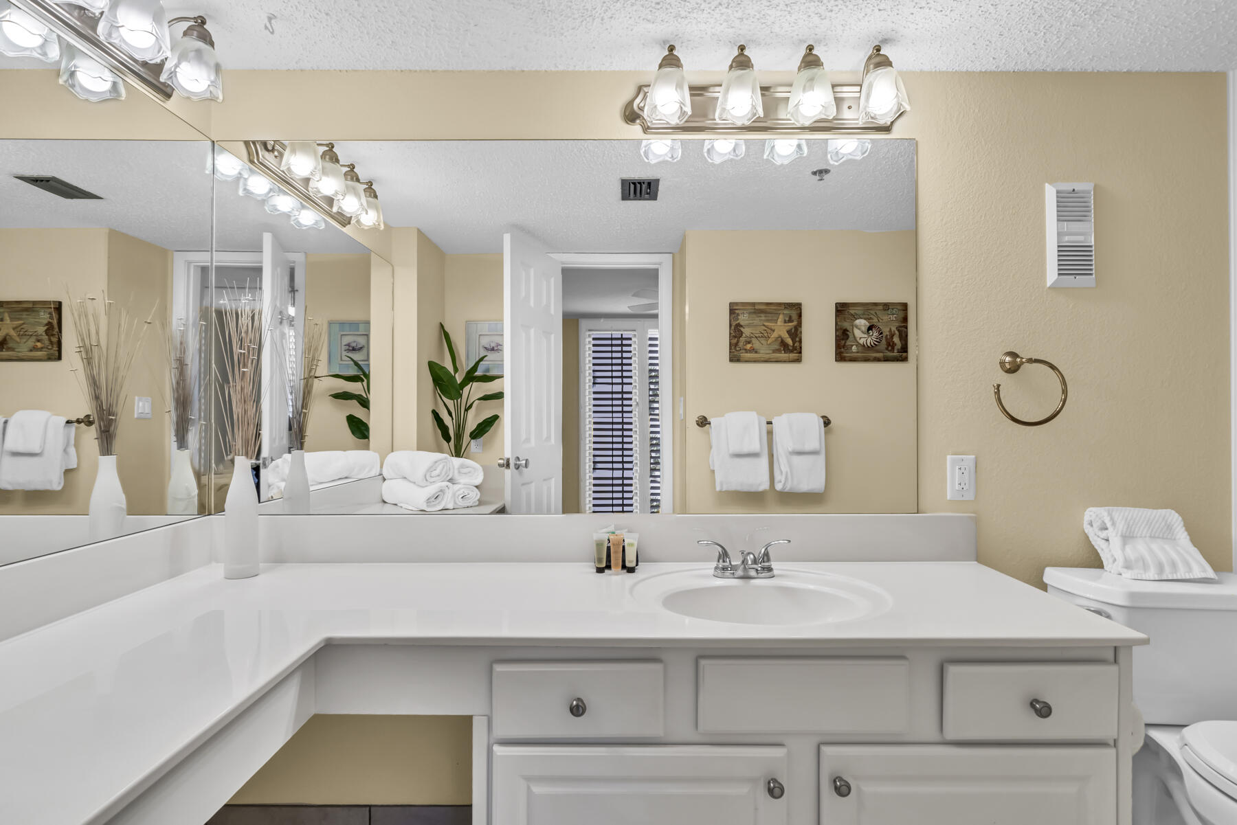 ISLANDER CONDO - Residential