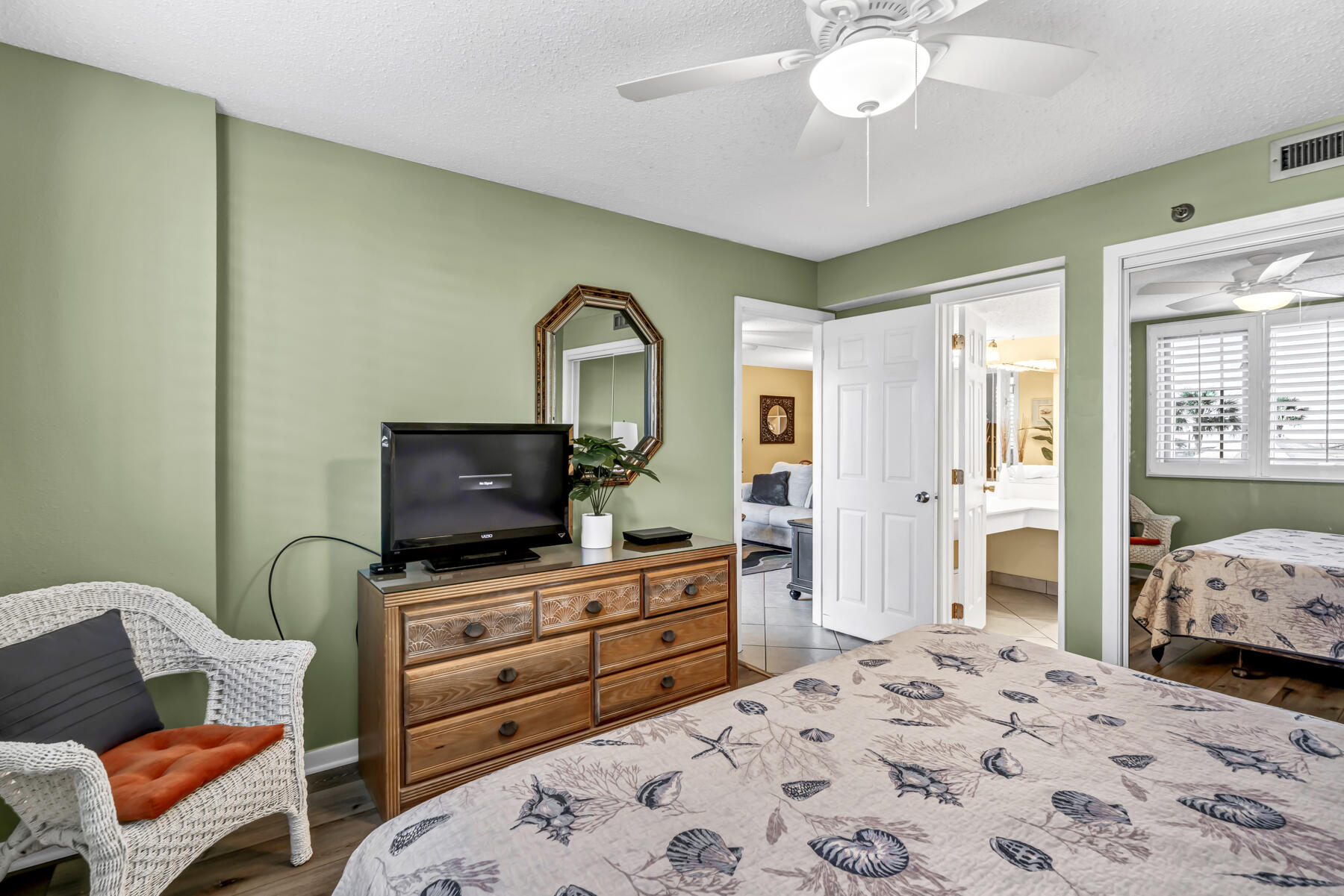 ISLANDER CONDO - Residential