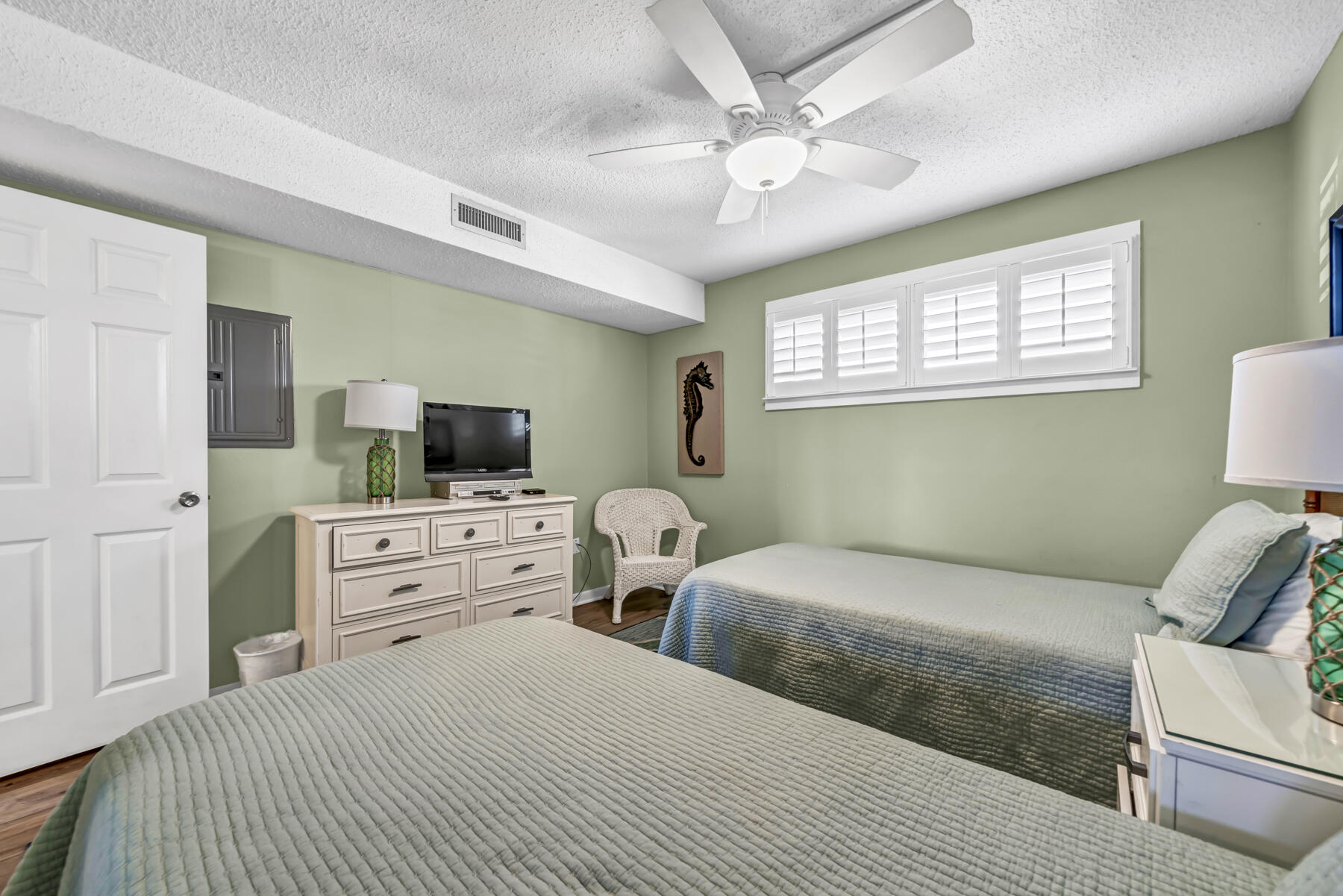 ISLANDER CONDO - Residential