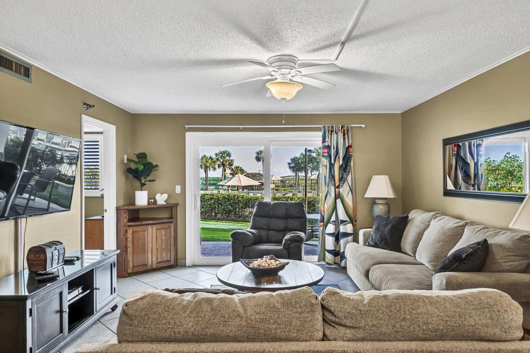 ISLANDER CONDO - Residential