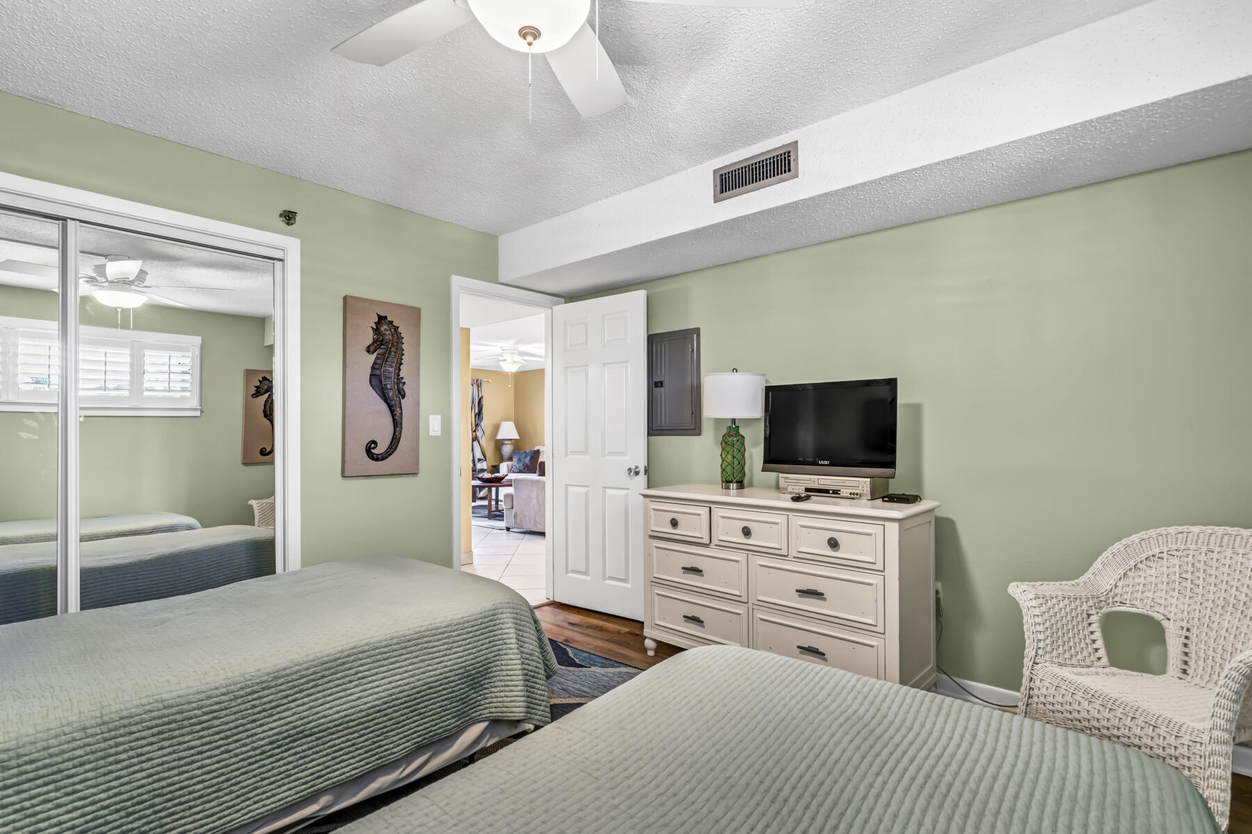 ISLANDER CONDO - Residential