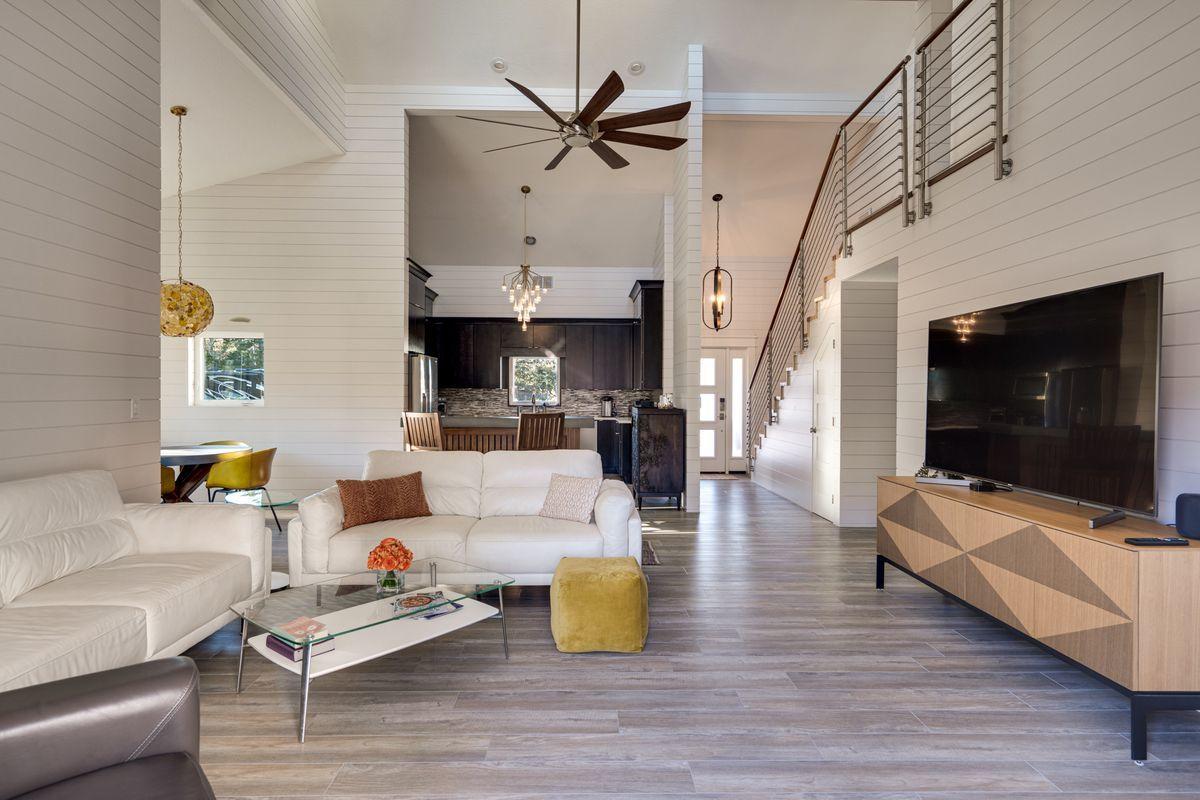 WHISPERING OAKS - Residential