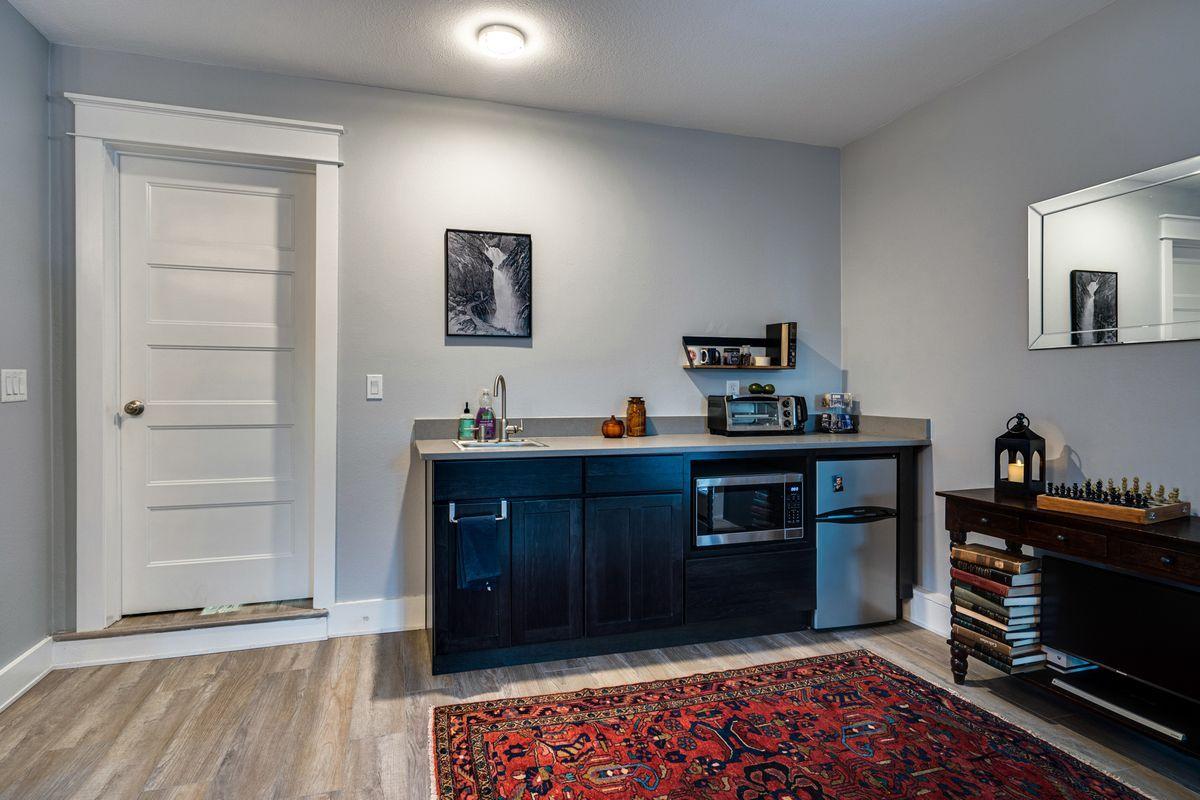 WHISPERING OAKS - Residential