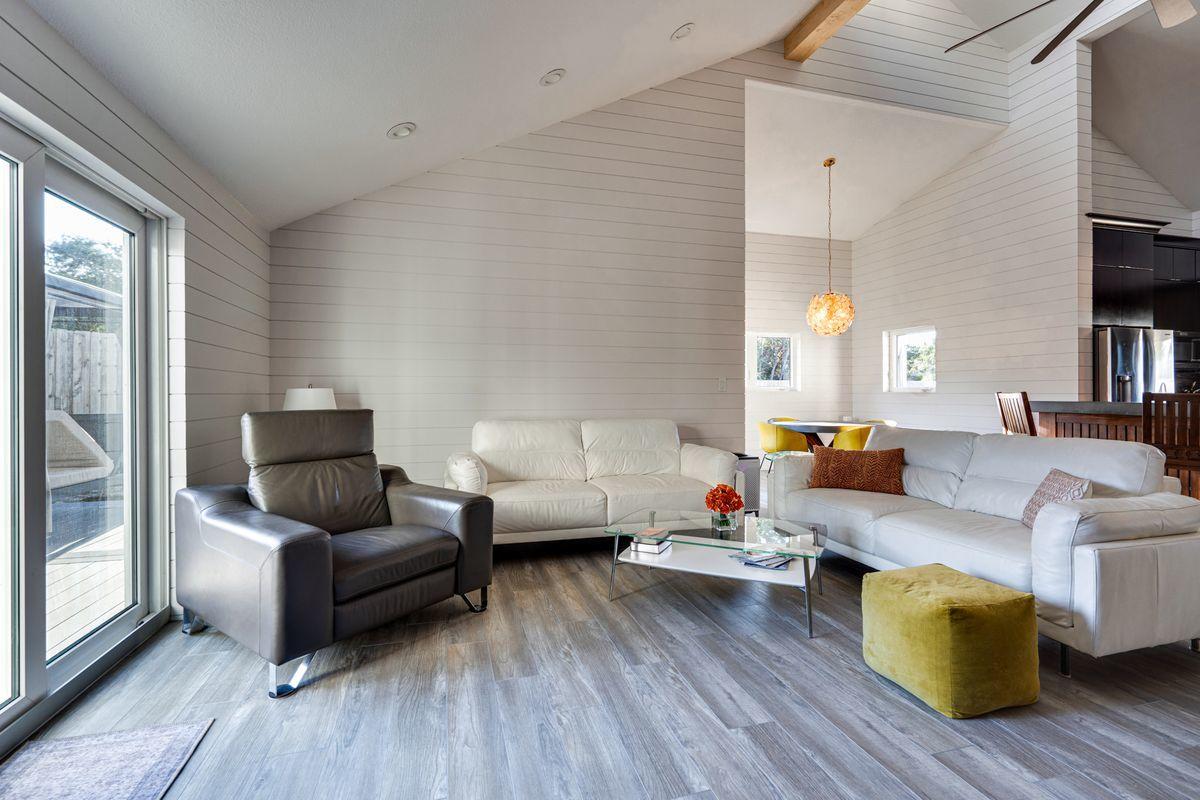 WHISPERING OAKS - Residential