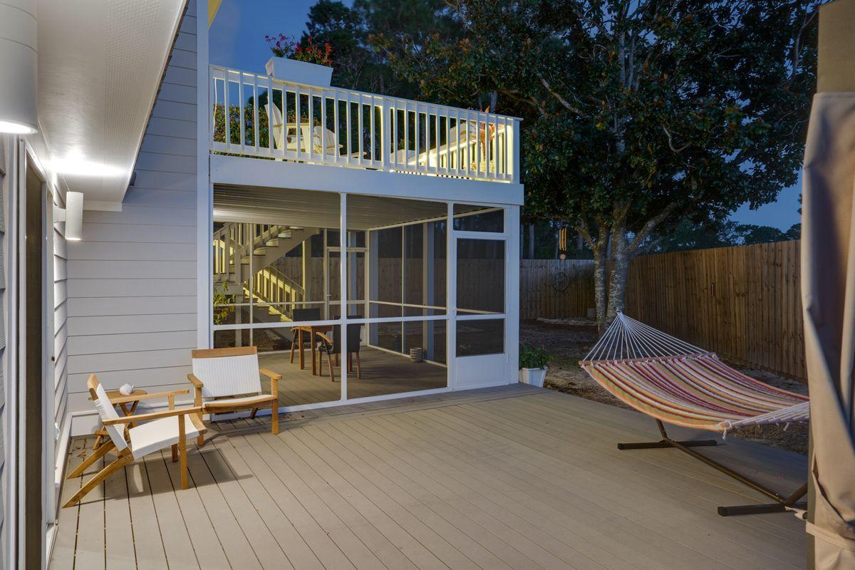 WHISPERING OAKS - Residential