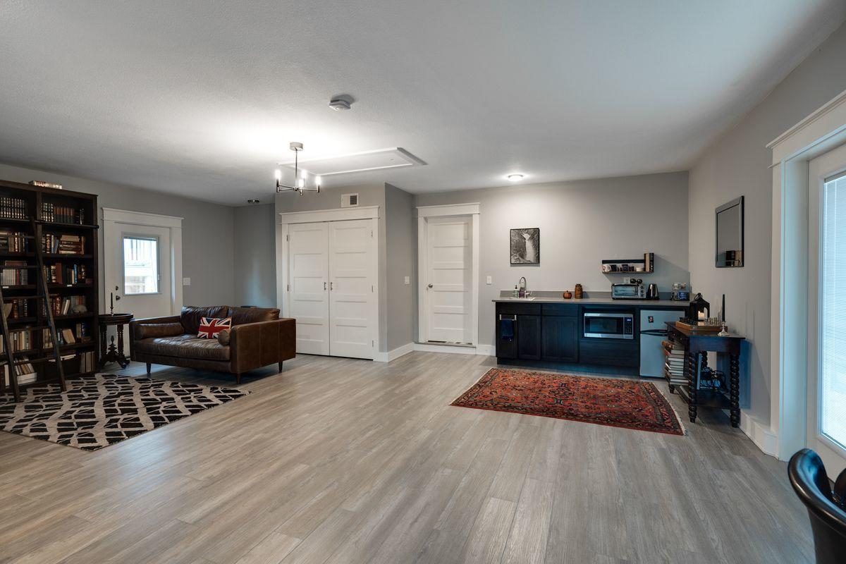 WHISPERING OAKS - Residential