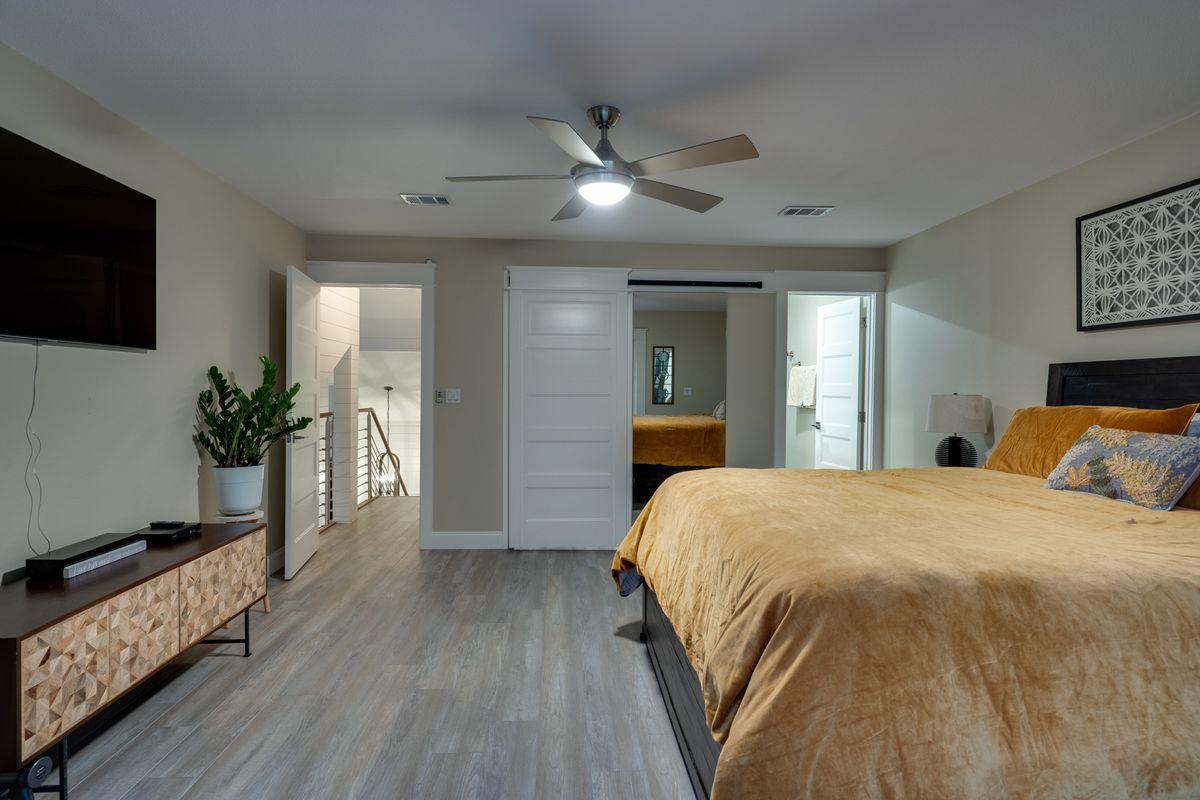 WHISPERING OAKS - Residential