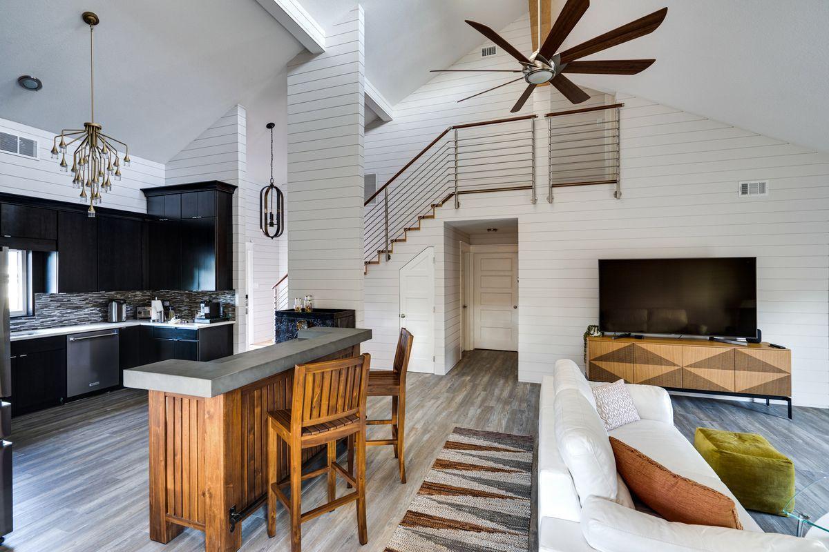 WHISPERING OAKS - Residential