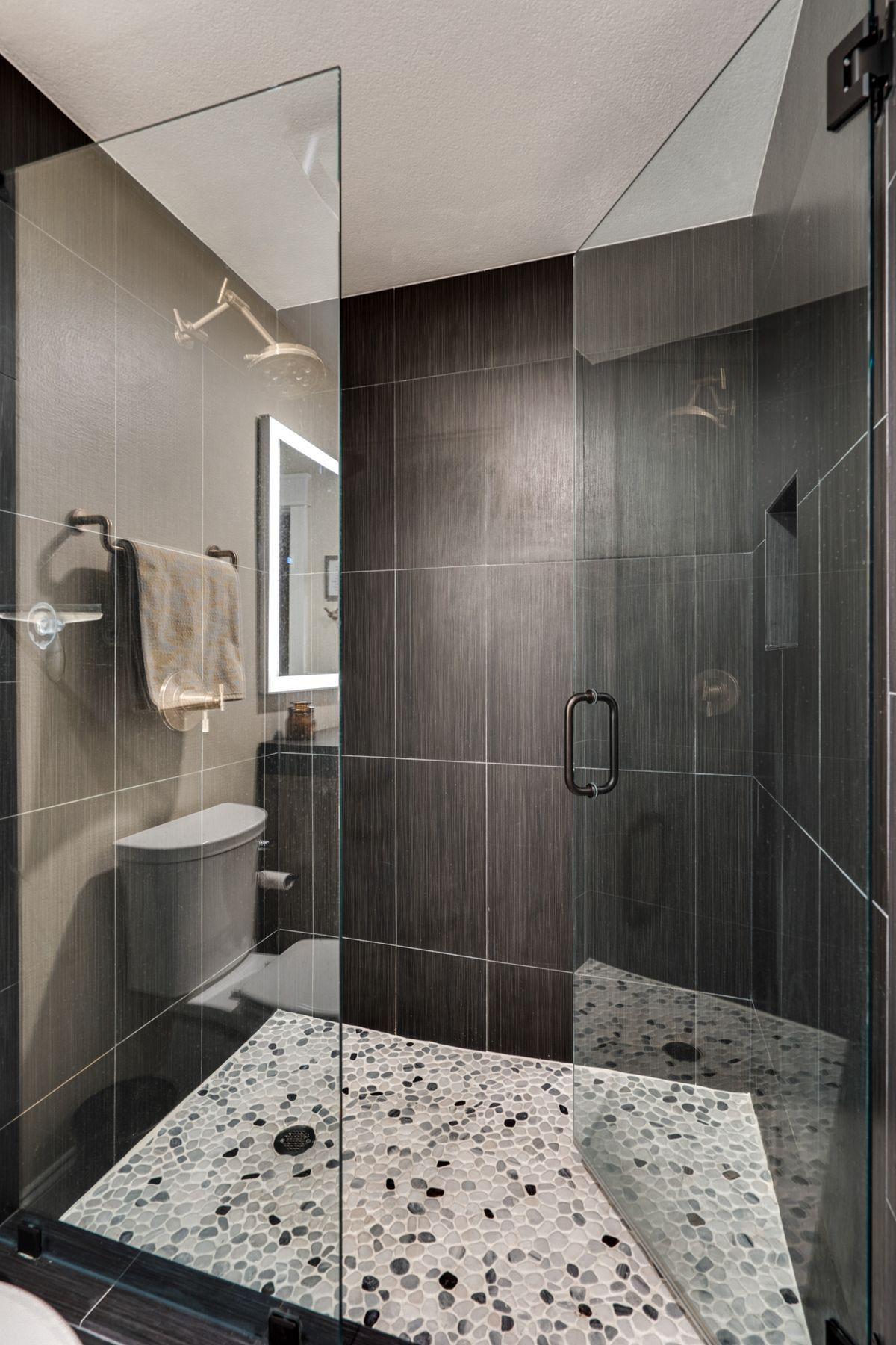 WHISPERING OAKS - Residential