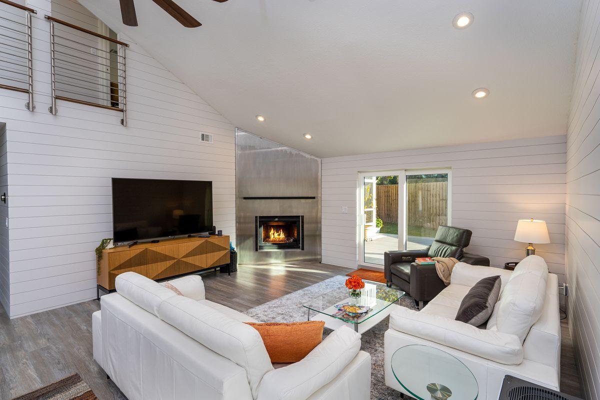 WHISPERING OAKS - Residential