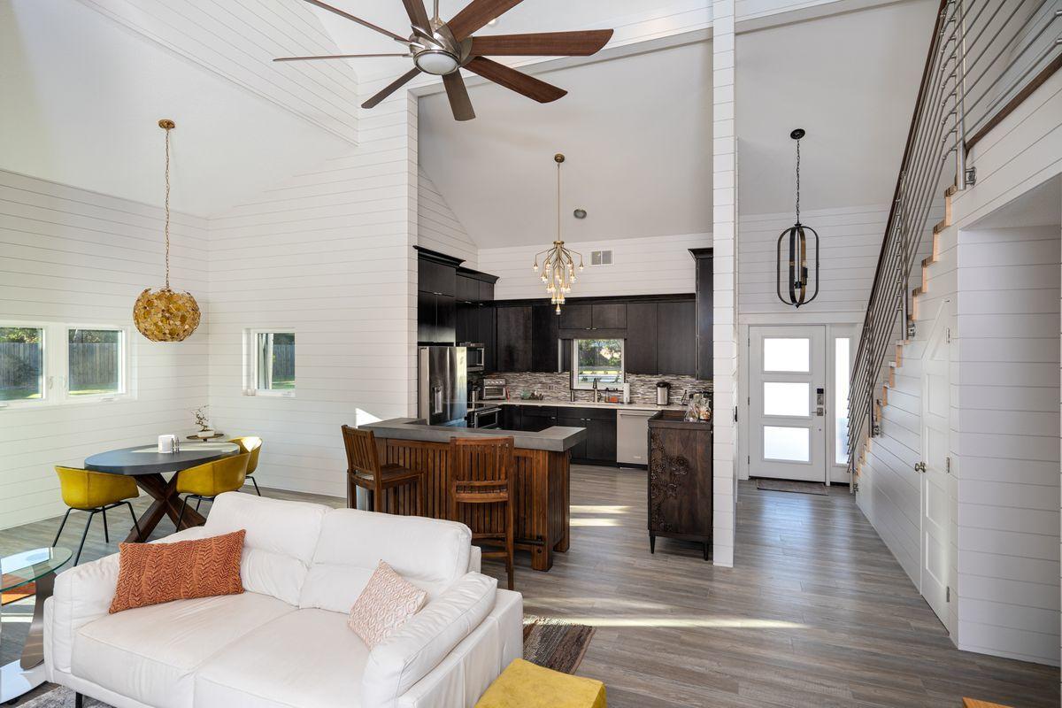 WHISPERING OAKS - Residential