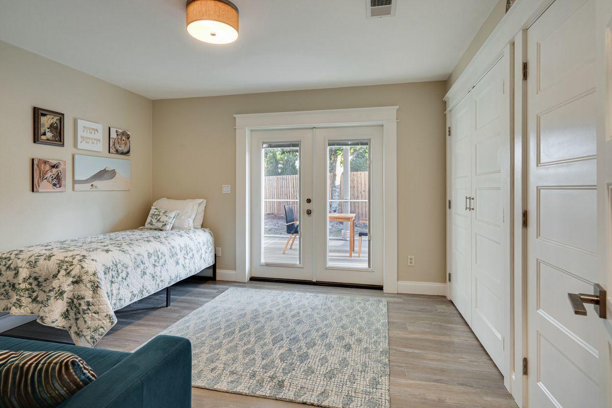 WHISPERING OAKS - Residential