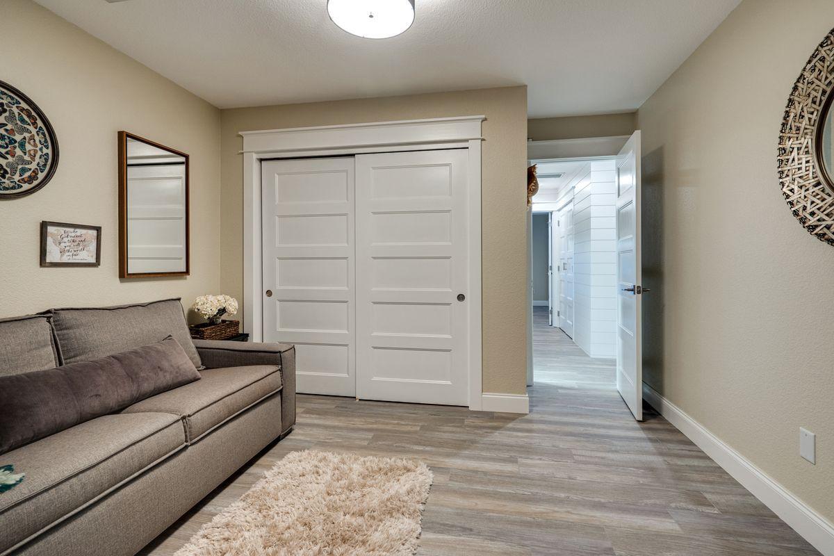 WHISPERING OAKS - Residential