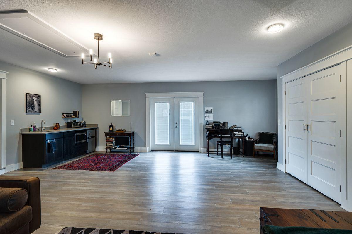 WHISPERING OAKS - Residential