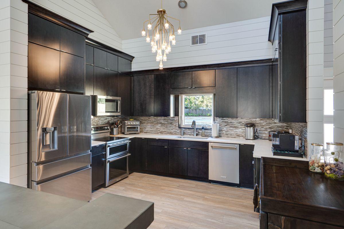 WHISPERING OAKS - Residential