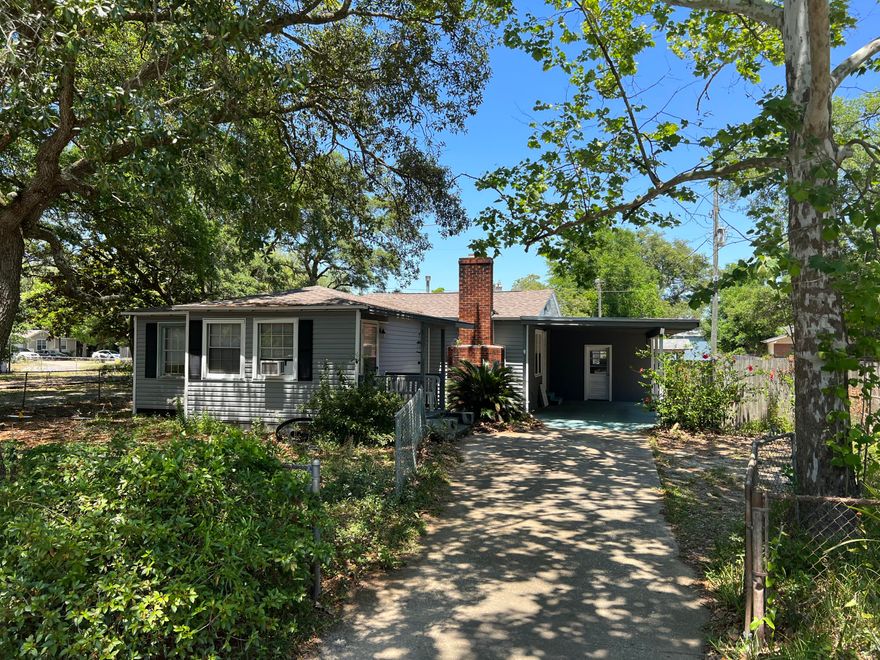 Adorable home located right off Hollywood Blvd. This cute 3bedroom 2 bath home is waiting for the right owner thats willing to pour into it with some love. Large outdoor sitting area. Great for get togethers and cooking out. Near shopping, restaurants , and both military bases (Eglin and Hurlburt). 

This won't last long. Schedule a showing today.