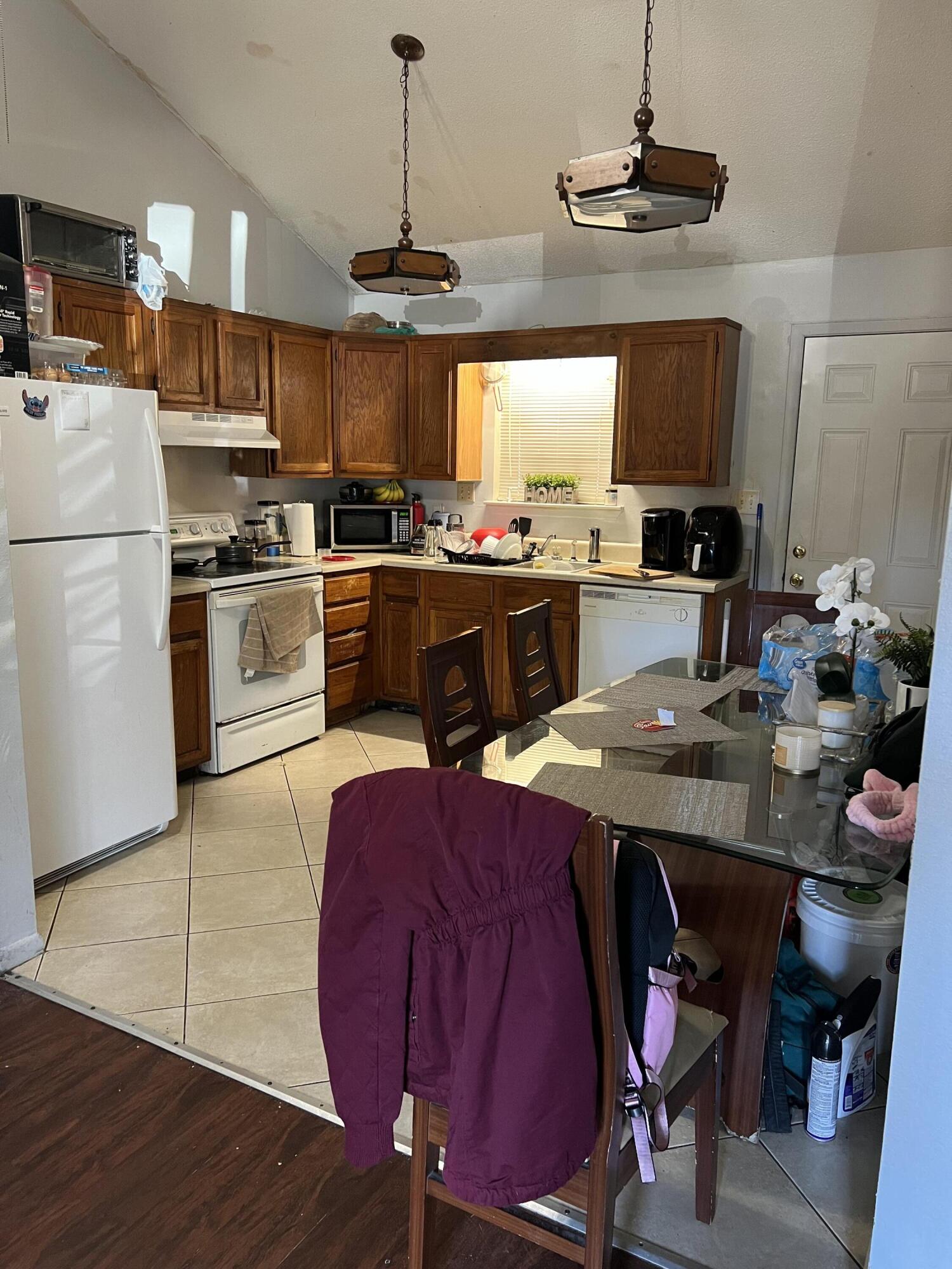 UNIVERSAL OAKS UNIT 4 - Residential