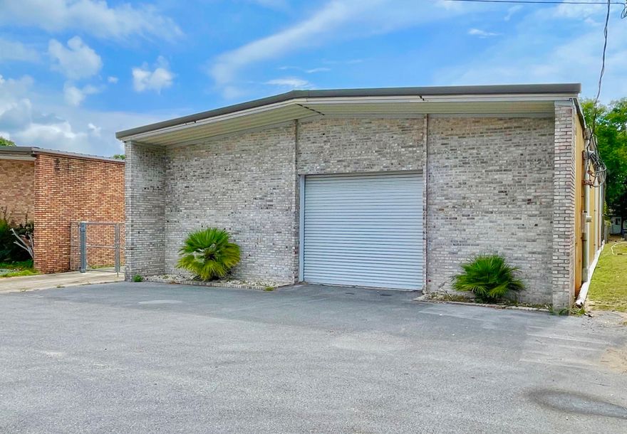 Available for lease, 5040 sf of warehouse in Fort Walton Beach FL. The warehouse has 14ft to 16ft eaveheights with  10x10 and 12x12 overhead doors, 3 phase power and a small yard area behind the building. Conveniently located between Eglin AFB and Hurlburt Field AFB.