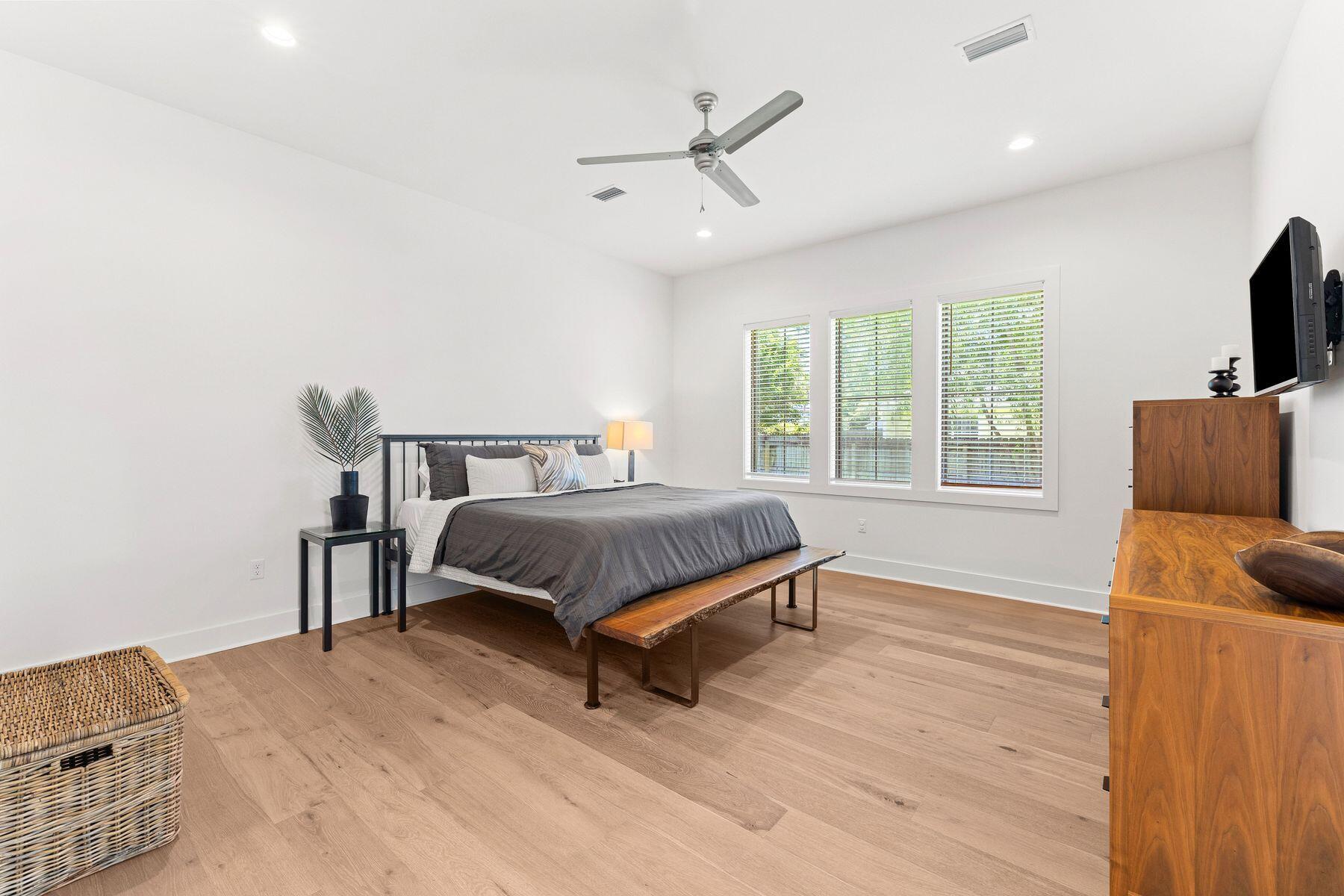 PELICAN BAY - Residential