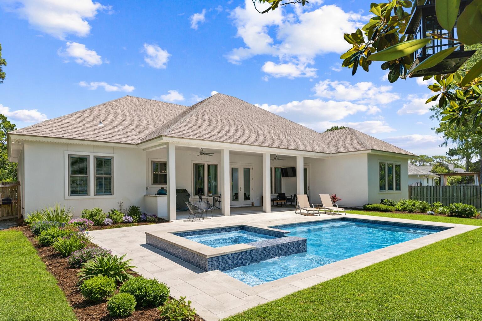 PELICAN BAY - Residential