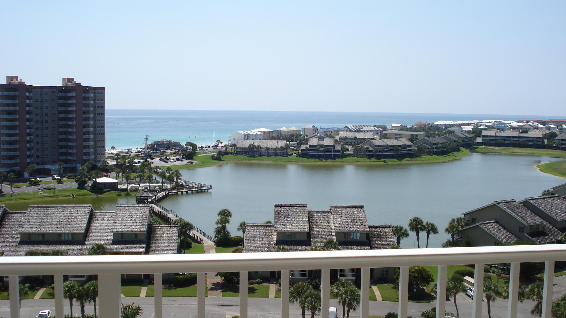 Stunning gulf views from the 10 floor. Beautifully decorated with quality furnishings. The kitchen has granite countertops and natural cabinets. The master bath has a shower and separate tub. Spacious laundry room, an exterior storage room and ceiling fans. Ariel Dunes II is located within Seascape. Amenities include pools, deeded beach front, golf course, gym, tennis and Cabana Caf.