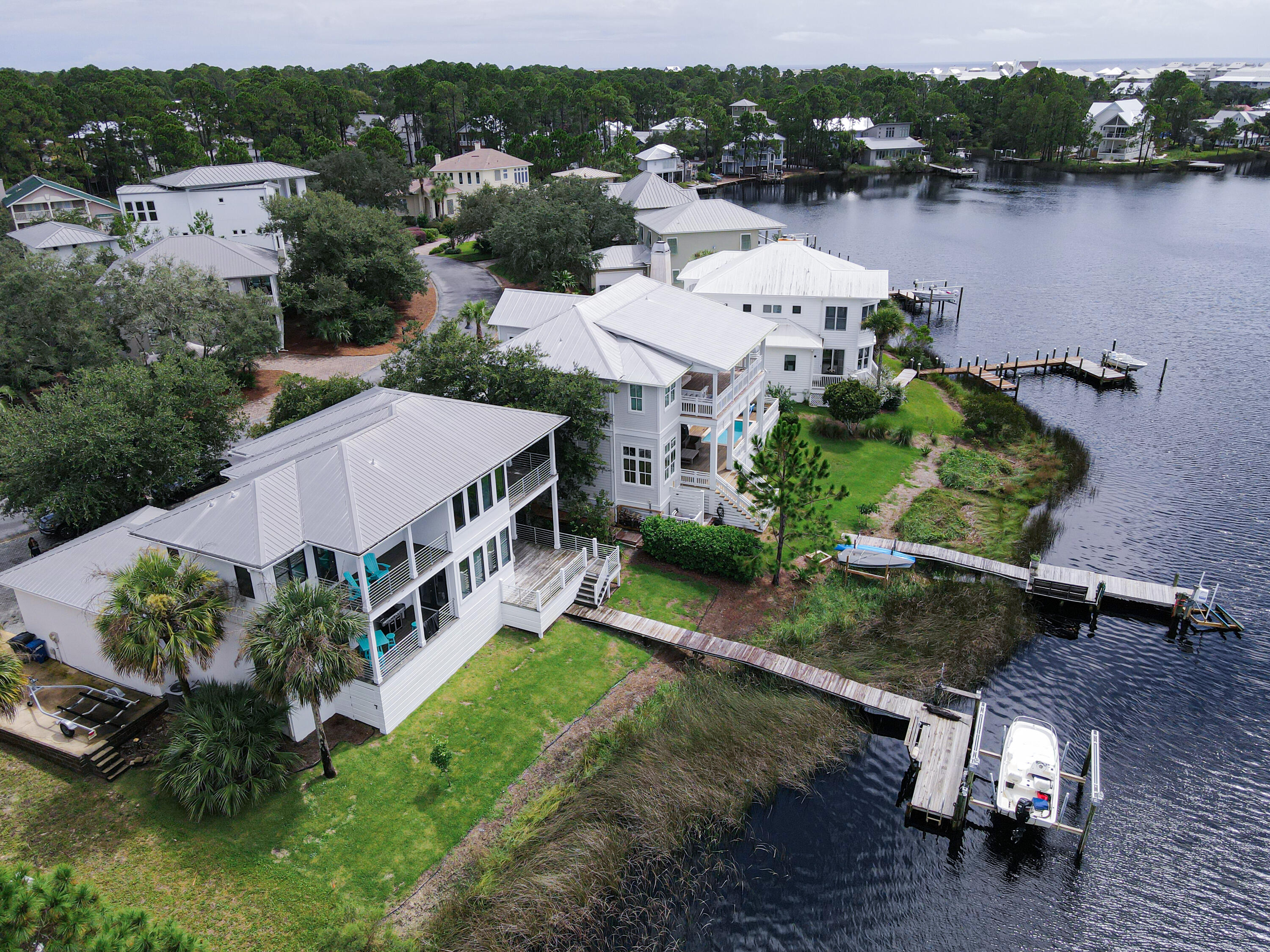 LAKEWOOD POINTE ESTATES - Residential