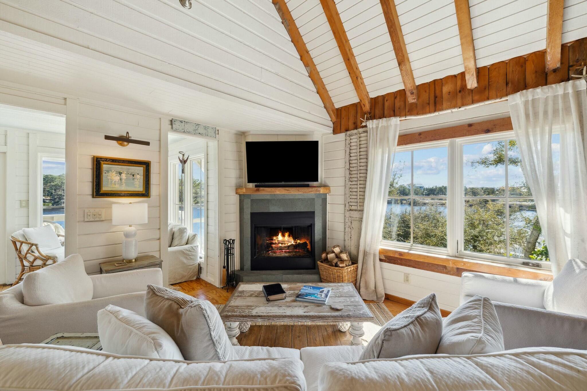LOT 4 COUNTRY CABINS PHASE II PB 7-19 OR 1050-207 OR 2479-565 OR 2601-2321 OR 2942-4233 - Residential