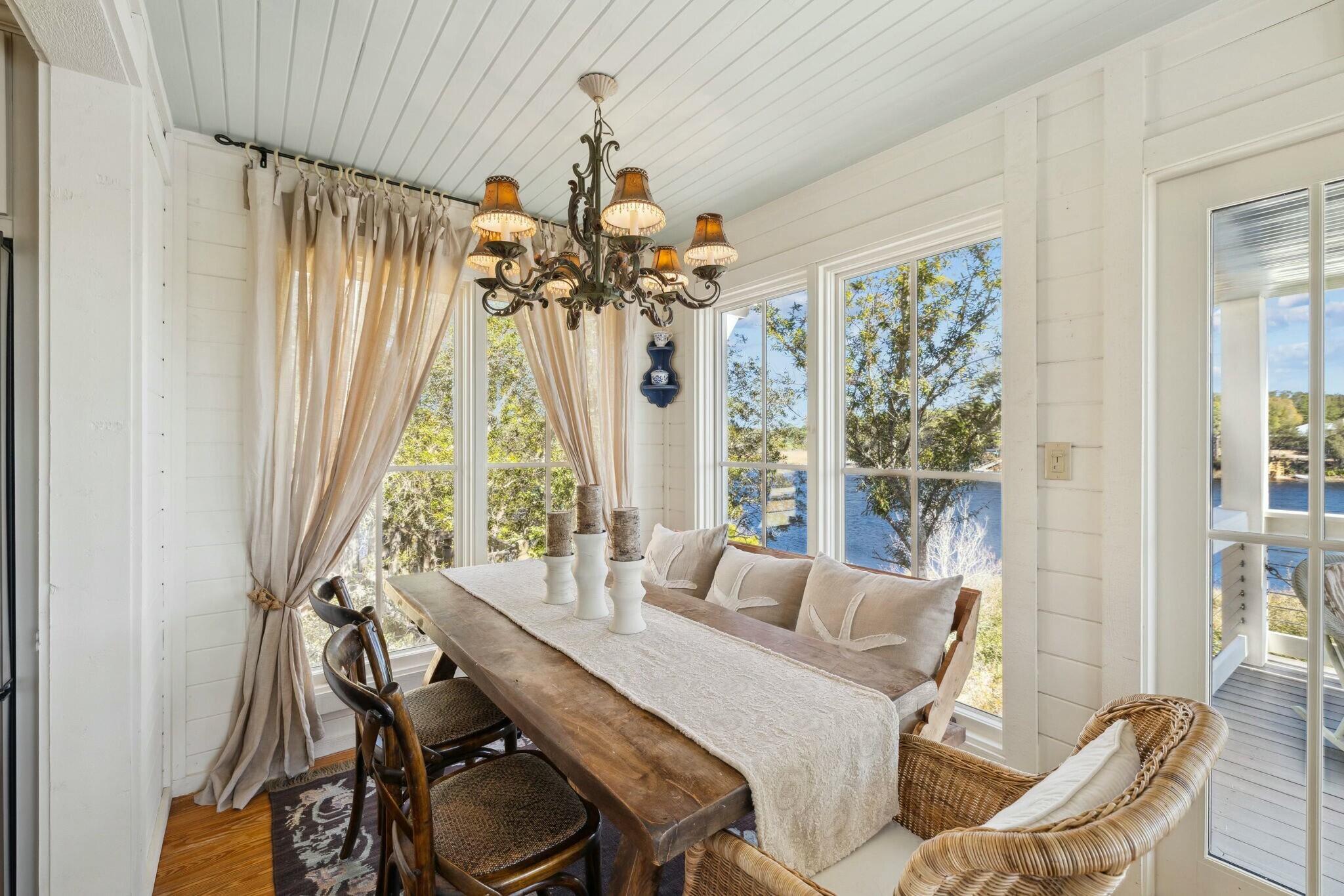 LOT 4 COUNTRY CABINS PHASE II PB 7-19 OR 1050-207 OR 2479-565 OR 2601-2321 OR 2942-4233 - Residential