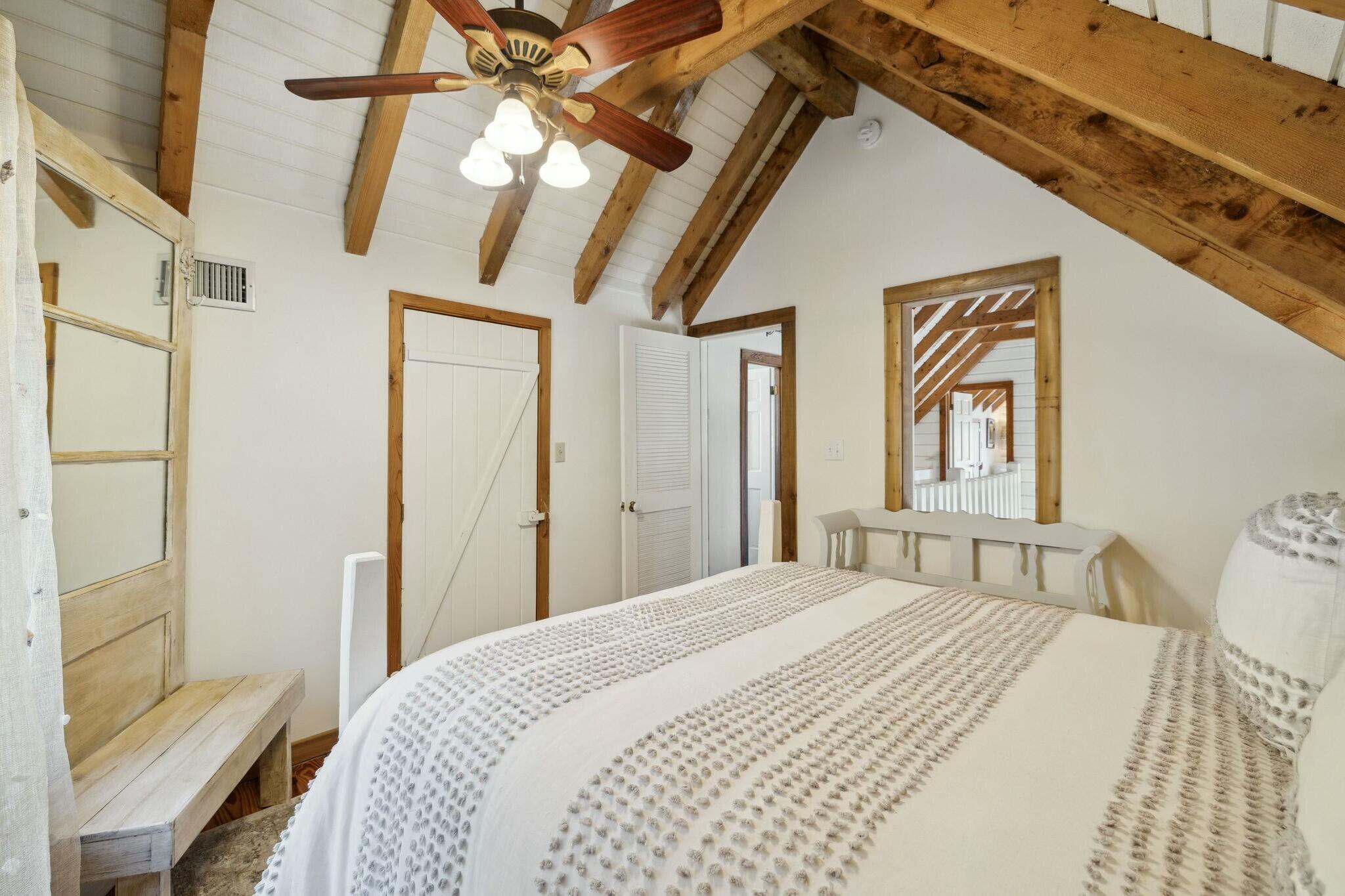 LOT 4 COUNTRY CABINS PHASE II PB 7-19 OR 1050-207 OR 2479-565 OR 2601-2321 OR 2942-4233 - Residential