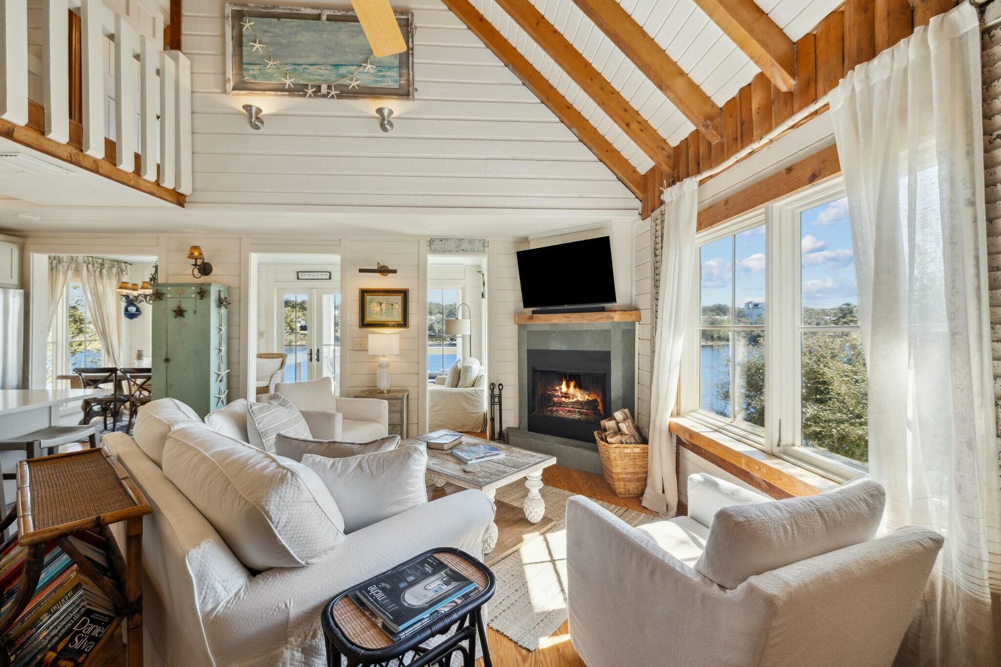 LOT 4 COUNTRY CABINS PHASE II PB 7-19 OR 1050-207 OR 2479-565 OR 2601-2321 OR 2942-4233 - Residential