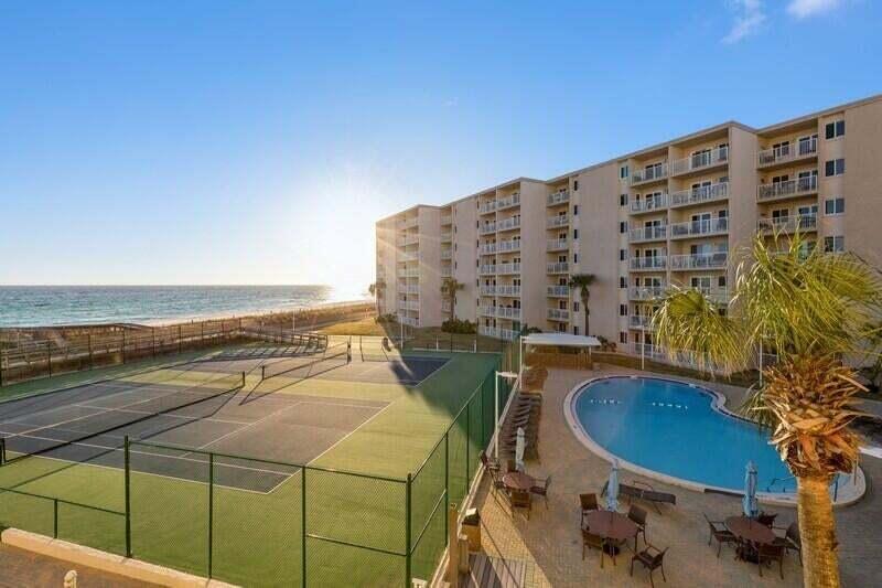 HOLIDAY SURF & RACQUET CLUB - Residential