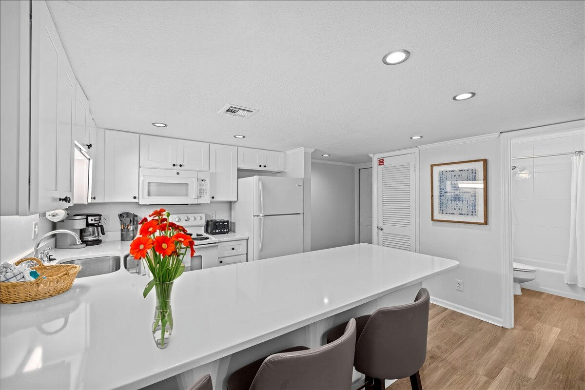 HOLIDAY SURF & RACQUET CLUB - Residential