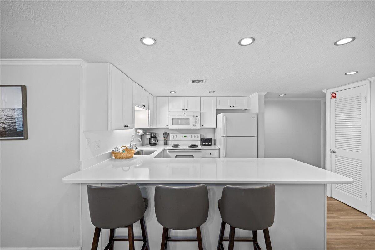 HOLIDAY SURF & RACQUET CLUB - Residential