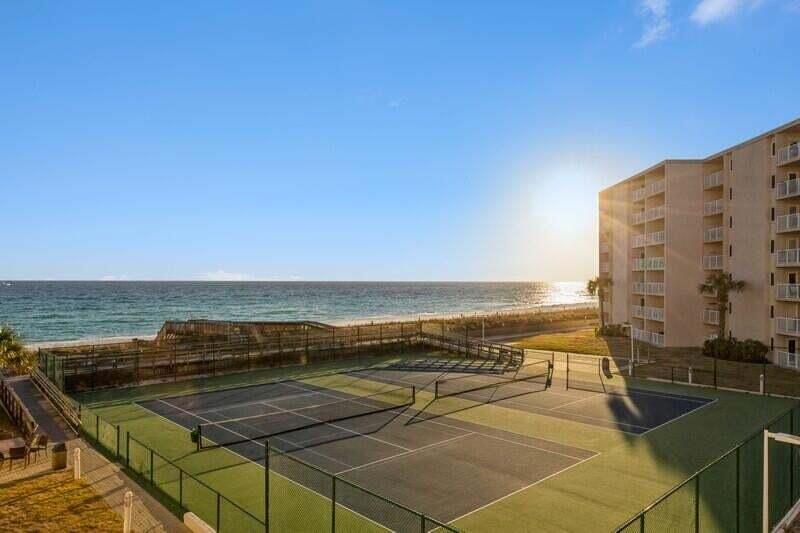 HOLIDAY SURF & RACQUET CLUB - Residential