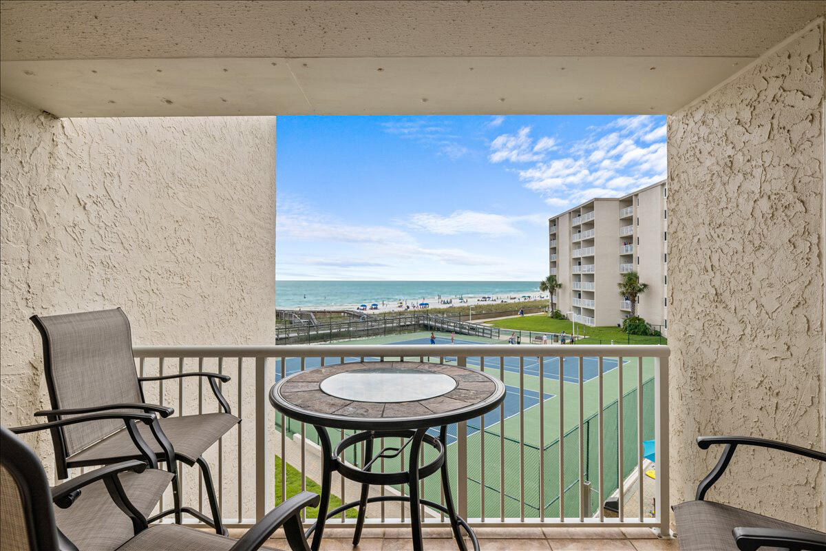 HOLIDAY SURF & RACQUET CLUB - Residential