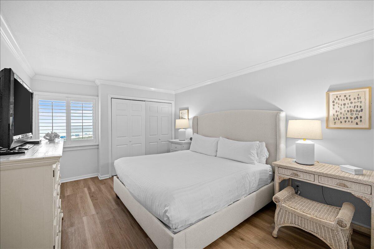 HOLIDAY SURF & RACQUET CLUB - Residential