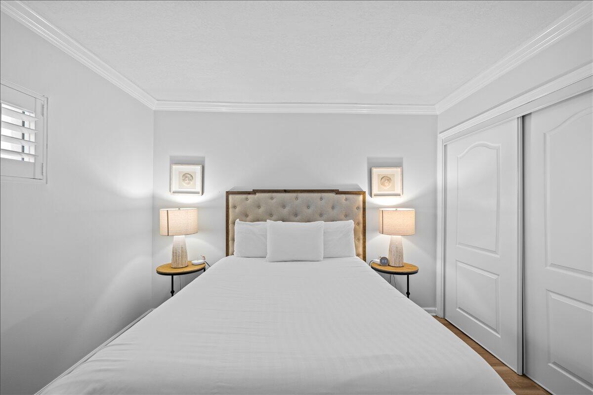 HOLIDAY SURF & RACQUET CLUB - Residential