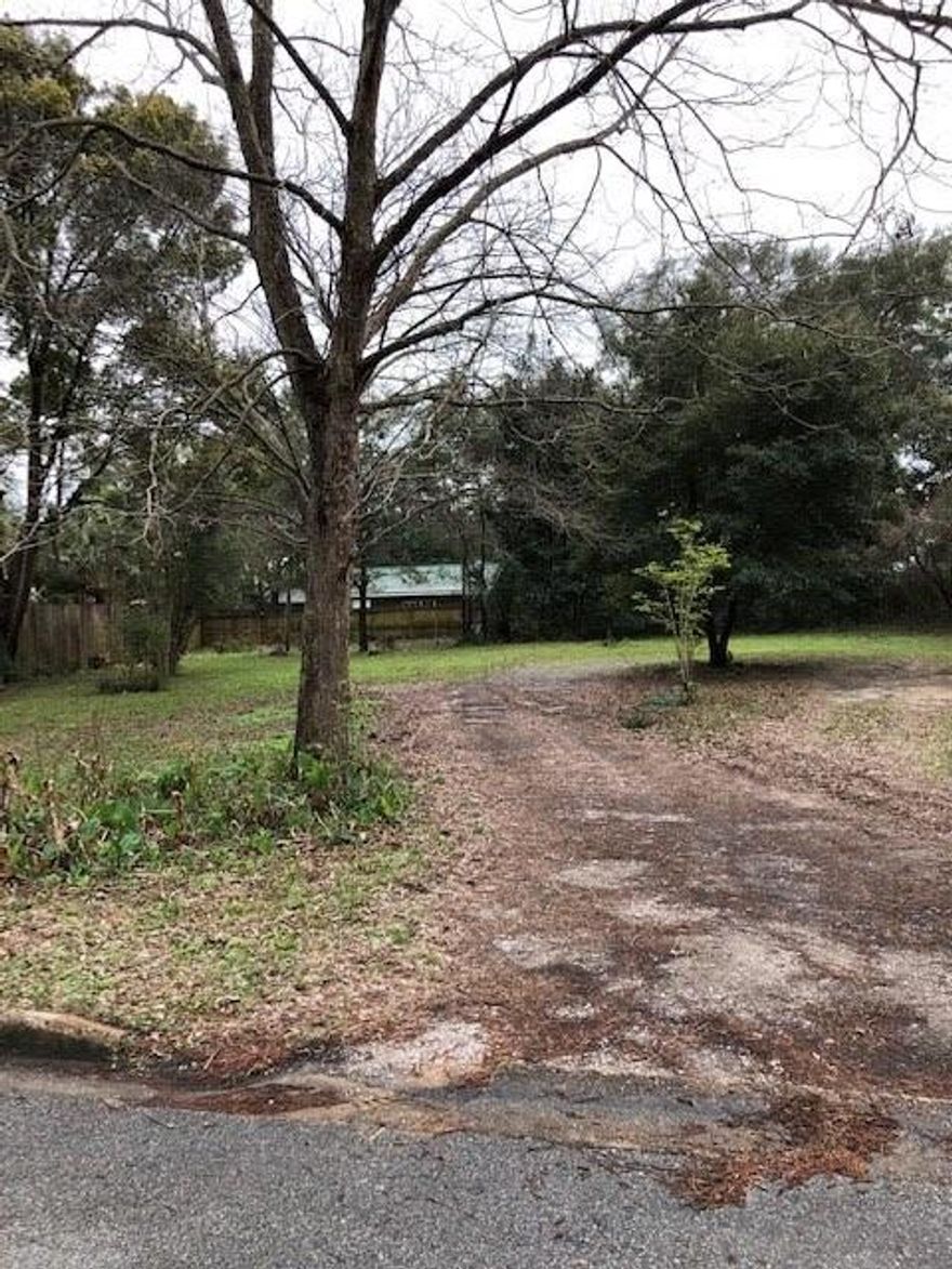 Beautiful lot over looking Lincoln Park and Boggy Bayou Valparaiso. Only one of a very few lots lift to build on in Valp. .