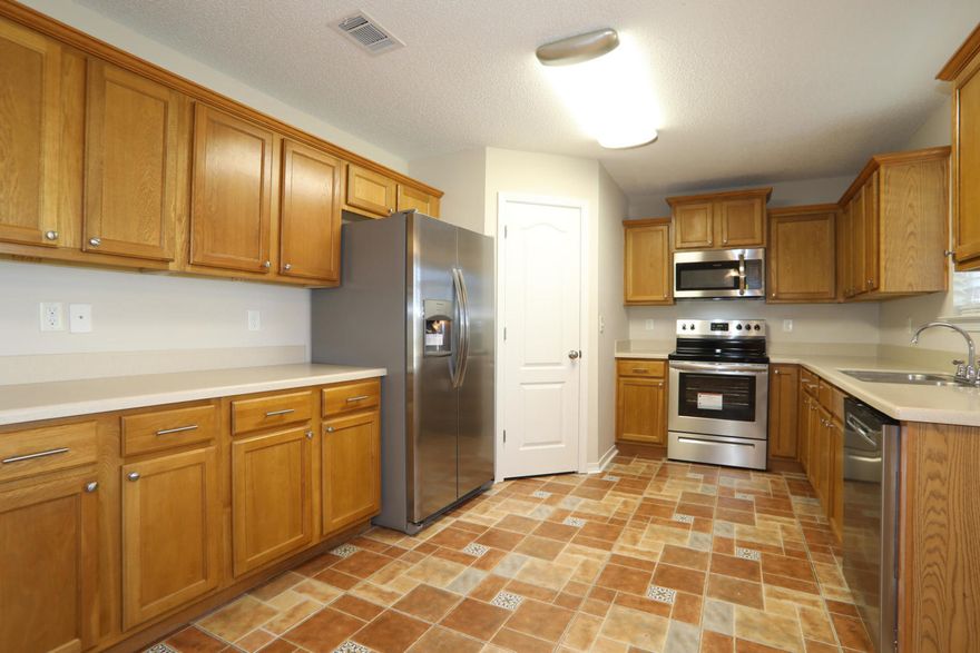 *****MOVE IN READY**MOVE IN READY****Updated Kitchen and baths, new stainless steel appliances, new fans and lights, new paint------2005 Built 3/2/1 1326 Feet!
