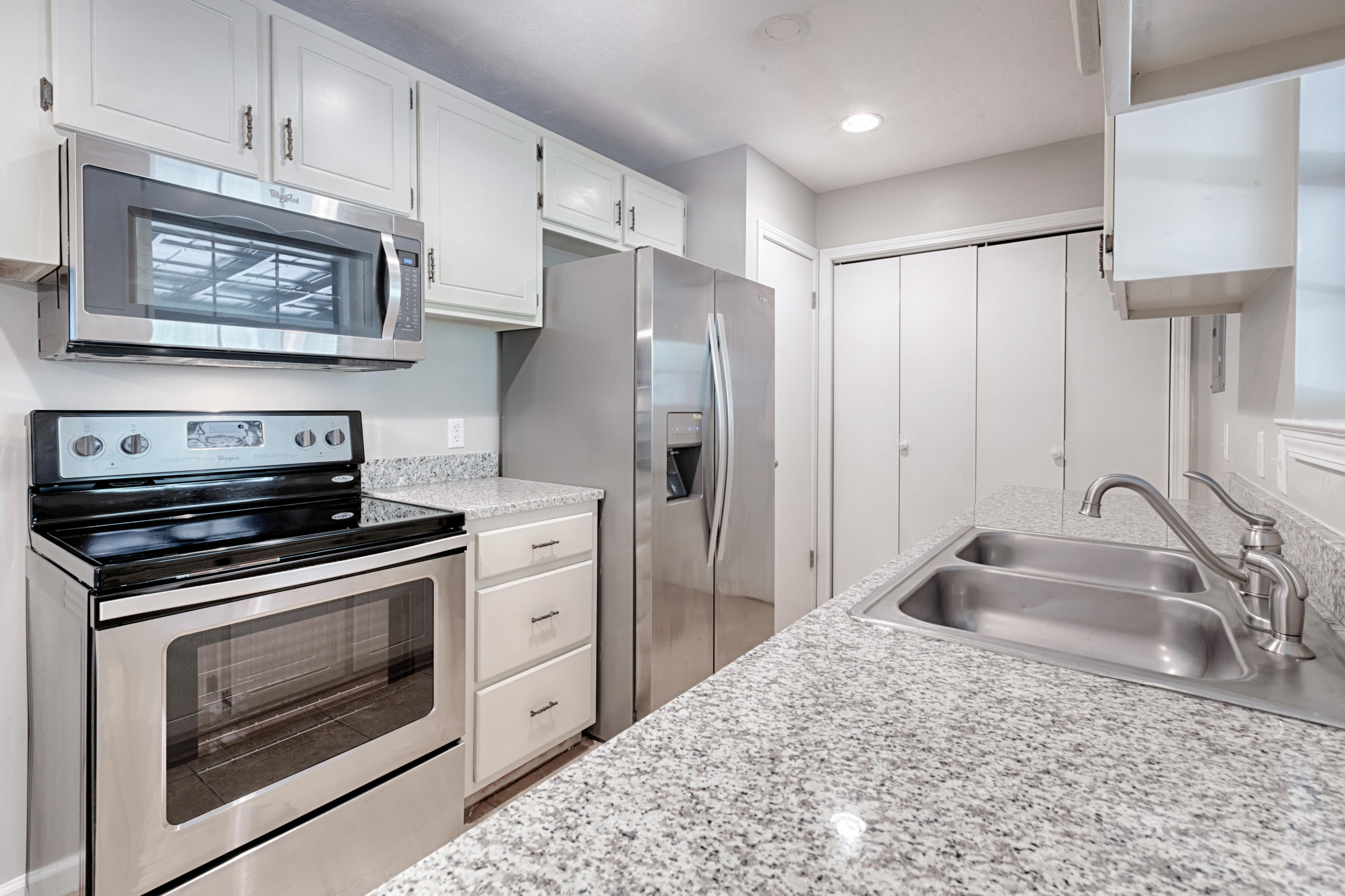 LANDINGS UNRECD THE - Residential