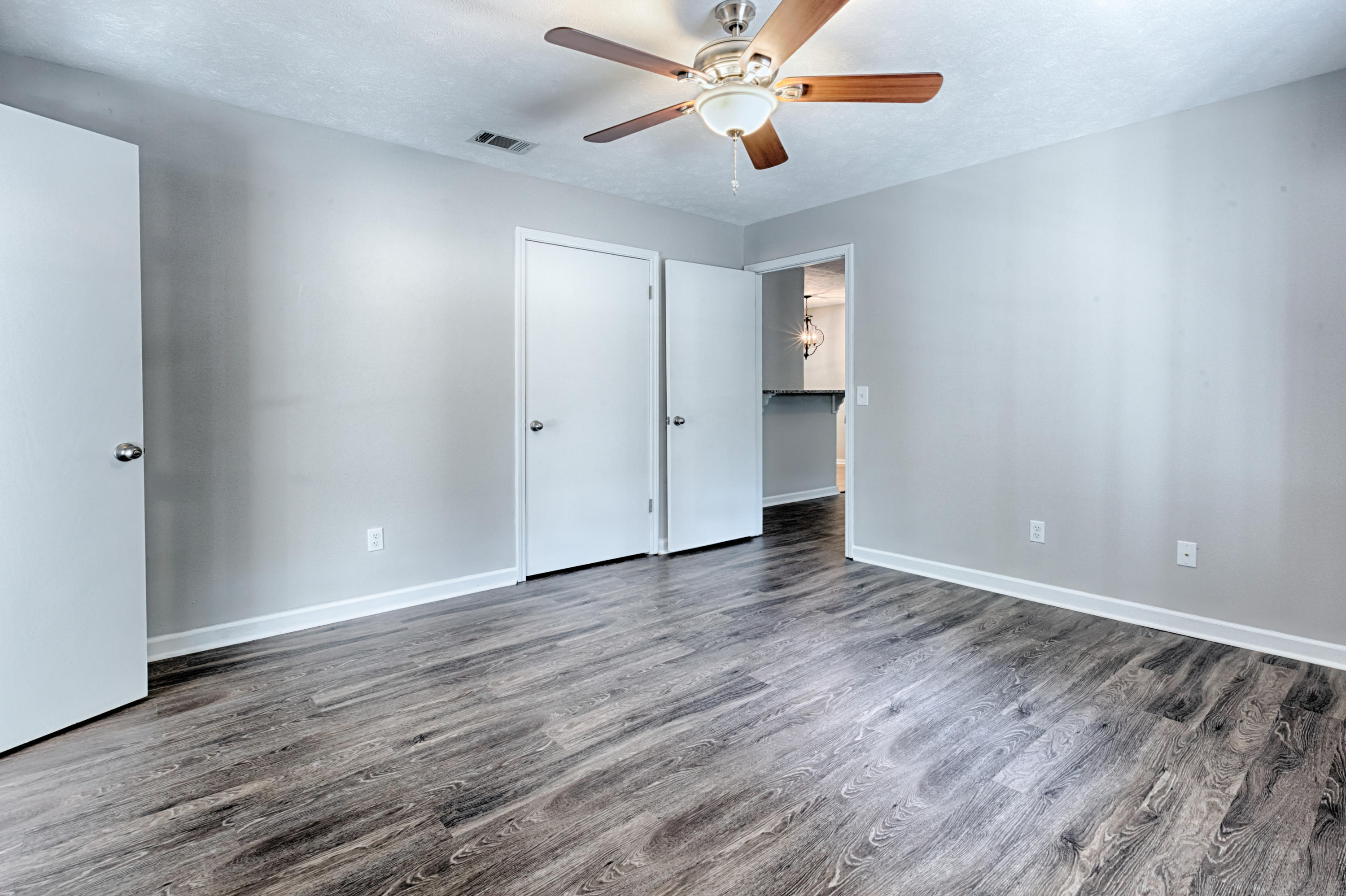 LANDINGS UNRECD THE - Residential